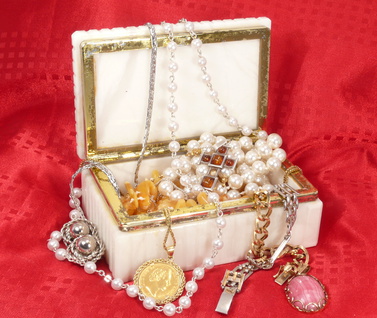 Perlenketten und Armbänder neuaufziehen
